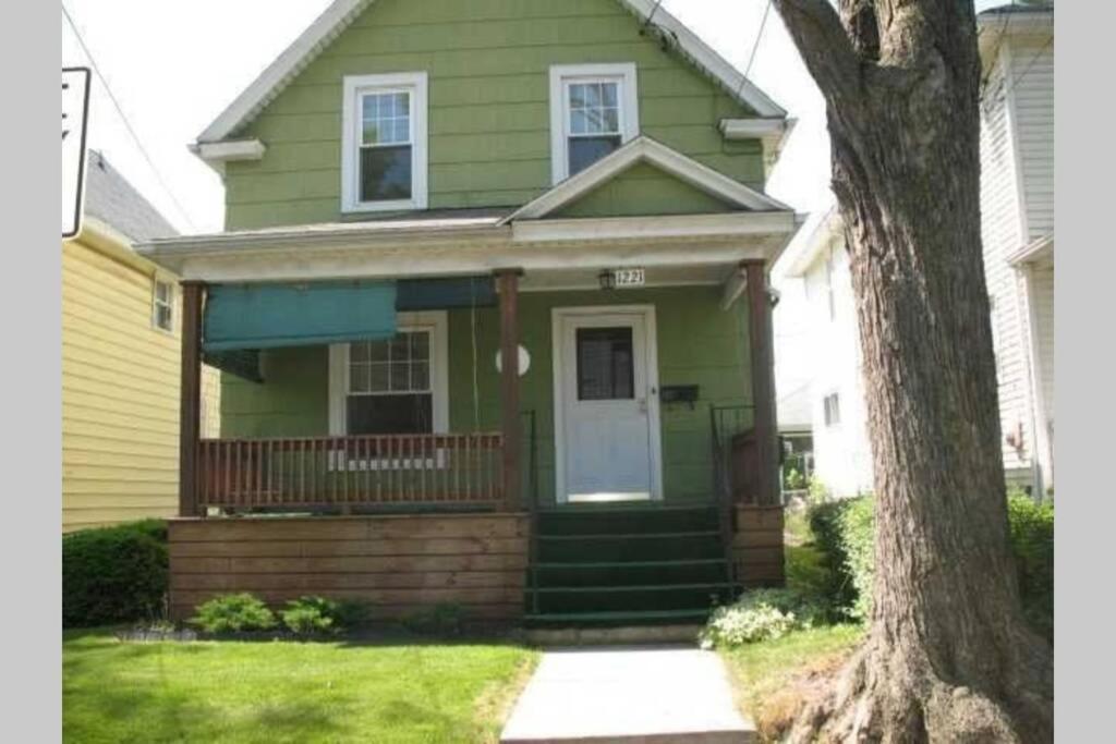 The Oakwood Cottage- With Private Yard & Parking, Minutes From Falls & Casino By Niagara Hospitality Niagara Falls Exterior foto